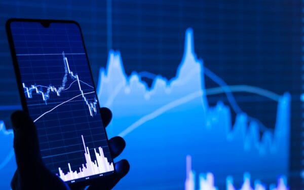 Jauni lietuviai išmaniose programėlėse investuoja tūkstančius. Kaip neperdegti?