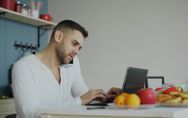 Kaip jaunoms šeimoms sukaupti finansinį rezervą kylant palūkanoms? Svarbiausi žingsniai
