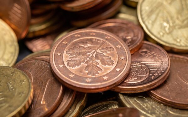 Kaip tyliai didėjant bankų sąskaitų mokesčiams nepermokėti už paslaugas? Praktiniai žingsniai