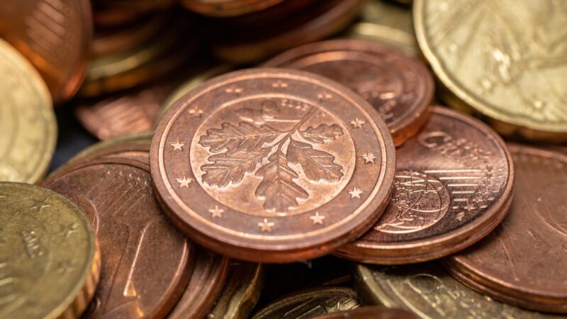 Kaip tyliai didėjant bankų sąskaitų mokesčiams nepermokėti už paslaugas? Praktiniai žingsniai
