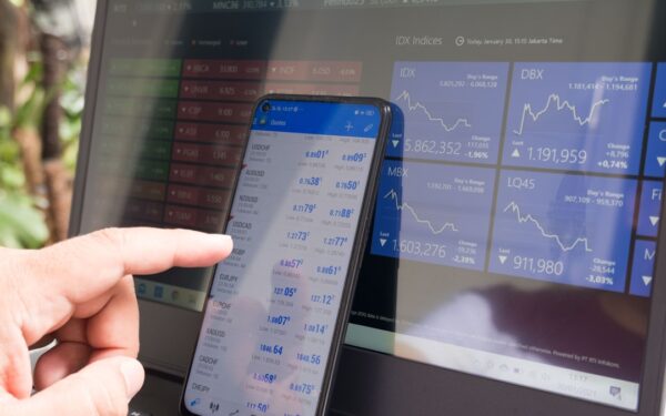 Kodėl vis daugiau lietuvių renkasi investuoti per telefoną? Ką turi žinoti naujokai