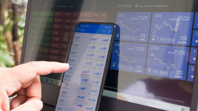 Kodėl vis daugiau lietuvių renkasi investuoti per telefoną? Ką turi žinoti naujokai
