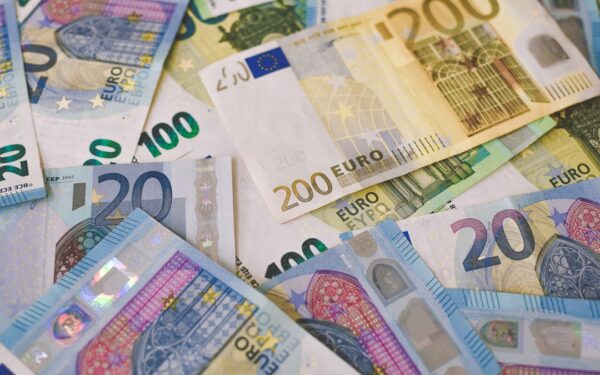 Kodėl vis daugiau lietuvių renkasi skolinimąsi tarpusavyje? Ką būtina žinoti apie rizikas ir mokesčius