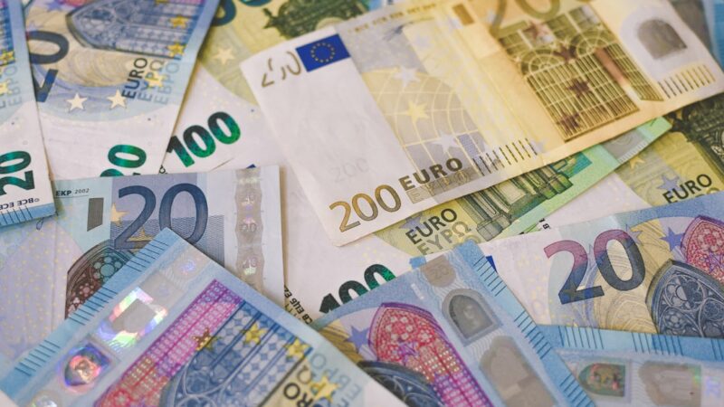 Kodėl vis daugiau lietuvių renkasi skolinimąsi tarpusavyje? Ką būtina žinoti apie rizikas ir mokesčius