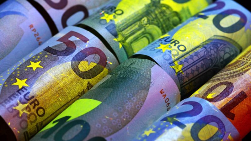 Kur laikyti laisvus pinigus, kai palūkanos vėl krenta? Ekspertiniai patarimai gyventojams